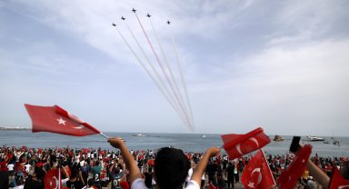 Türk Yıldızları'ndan nefes kesen gösteri