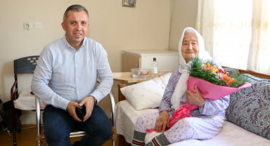 101 yaşındaki kadına Anneler Günü ziyareti