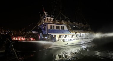 Alanya'da gezi teknesinde çıkan yangında 2 kişi dumandan etkilendi