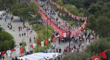 Antalya'da 20 bin kişilik fener alayında meşaleler '19 Mayıs' için yandı