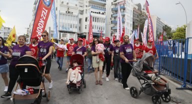 Antalya'da renkli 1 Mayıs kutlaması; bebekleriyle yürüdüler