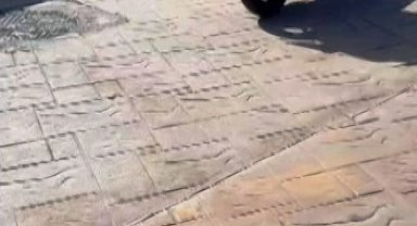 Antalya'da şiddetli rüzgar; üzerine tabela uçan kadın yaralandı