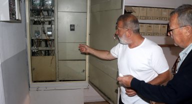 Apartmandaki eşyaları parçaladı, asansörü yumruklayıp, elektrik kablolarını kesti