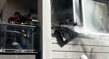 Balkonda yanan yatak korkuttu