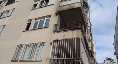 Balkondaki yorgan ve perdeler yandı