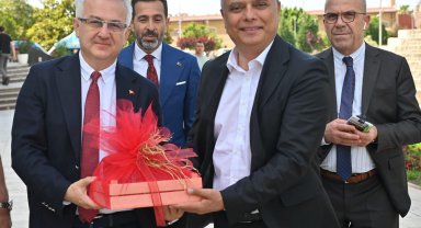 Başkan Uysal, Kepez Belediyesi'ni ziyaret ett
