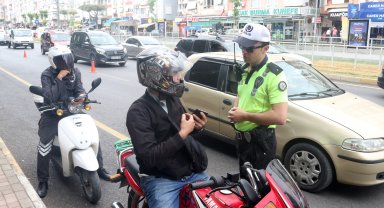 Çalıntı kaydı düşülmeyen motosikletin otoparka çekilmemesi için uzun süre çabaladı