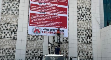 CHP'li yönetim, önceki CHP'li yönetimin borçlarını belediye binasına astı