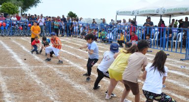 Çocuklar şenlikte yarıştı