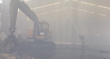 Çöpte başlayan yangın, iki işyerine sıçradı