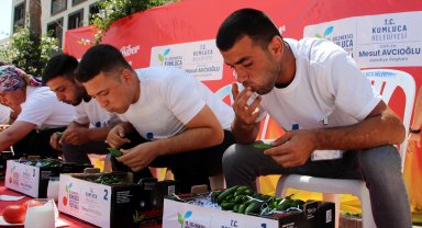 En fazla acı biber yemek için yarışıp, gözyaşları içinde kaldılar