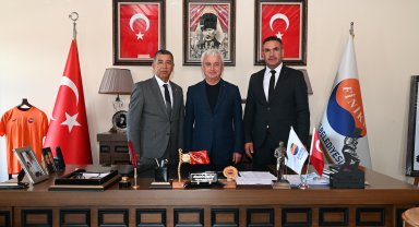 Finike Belediyesi'nde başkan yardımcıları belirlendi