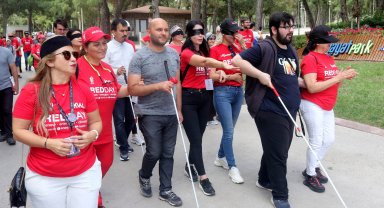Görme engelliler için siyah kurdele ile gözlerini kapattılar