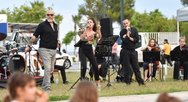 Gün batımı akustik konseriyle eğlendiler