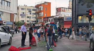 Hızını alamayan motosikletteki fasülyeler yere saçıldı