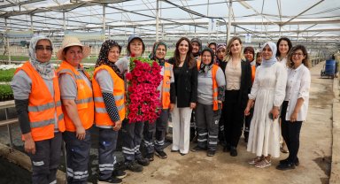 Kadınlar Antalya'yı rengarenk çiçeklerle süslüyor