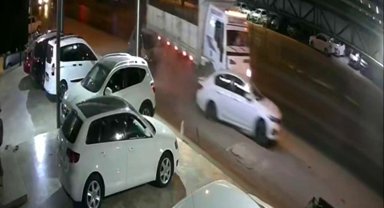 Kamyonuyla park halindeki araçlara çarptı