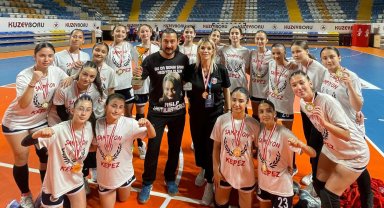 Kepez'in kızları namağlup şampiyon