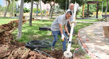 Konyaaltı'nda parklar aydınlanıyor
