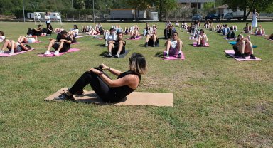 Öğrenciler açık havada yoga yaptı