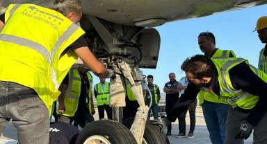 Ön lastiği patlayan uçak, park yerine çekildi; pist uçuşa açıldı