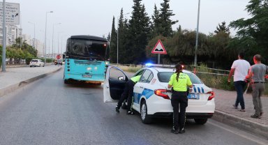 Otobüsün durduğunu zannederek inen yolcunun bacağı teker altında kaldı