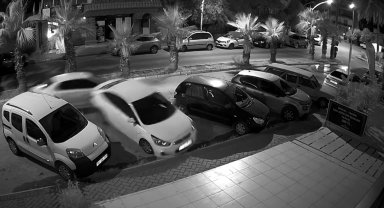 Otomobiliyle park halindeki 4 araca çarpıp, yoluna devam etti