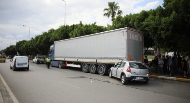 Otomobiliyle park halindeki TIR'a çarpan sürücü yaralandı