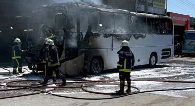 Park halindeki otobüs alev alev yandı