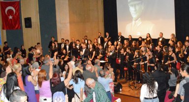 Senfoni tadında konser