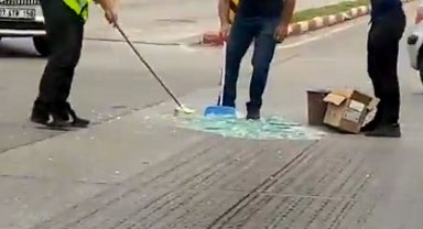 Trafik polisi yoldaki cam kırıklarını temizledi