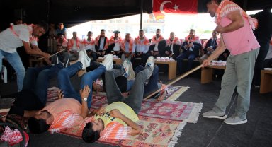 Unutulmaya yüz tutmuş orta oyunlarını sergilediler