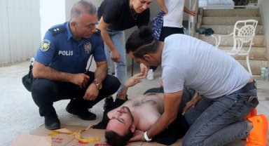 Yangında dumandan etkilenen arkadaşlarının başından ayrılmadılar