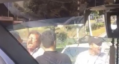 Yol verme tartışmasında öğrenci servisine sopayla saldırı anı kamerada