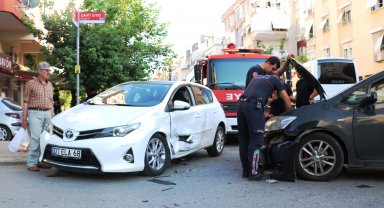 2 otomobil çarpıştı; 1 yaralı