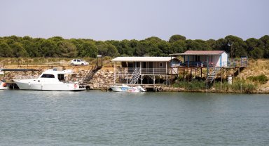 ANTALYA Taşkın riski bulunan çay kenarında konteyner tatili