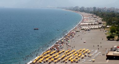 Antalya'da Kurban Bayramı tatilinin son gününde Konyaaltı Sahili doldu