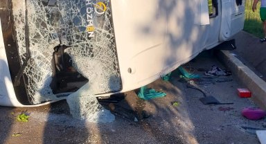 Antalya'da servis midibüsü devrildi: 1 ölü, 7 yaralı