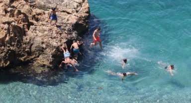 Antalya'da termometreler 41 dereceyi gördü; sahil doldu