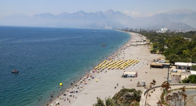 Antalya'da yoğun nem nedeniyle sıcaklık 6 derece yüksek hissedildi