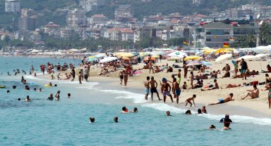 Antalya'ya bayramda 1 milyon tatilci bekleniyor; yer için valiyi bile arayan var