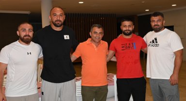 Başkan Kara'dan güreşçilere ödül