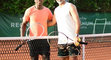 Bodrum FK Teknik Direktörü İsmet Taşdemir ile Clarence Seedorf tenis oynadı