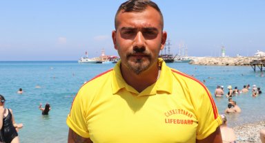 Cankurtaran denizde 5 kişiyi kurtardı, tatilciler 'kahraman' ilan etti