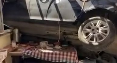 Evinde kahvaltı yaparken otomobilin altında kaldı