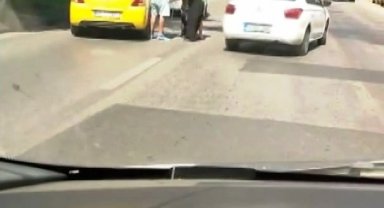 Husumetlileri önünü kesince, müşterisi olduğu taksiyi kaçırdı; o anlar kamerada