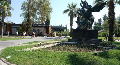Kemer'de mevsimlik çiçekler ekiliyor