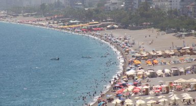 Konyaaltı Sahili'nde arife günü yoğunluğu