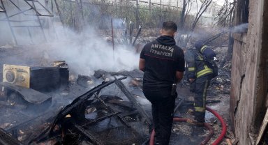 Otluk ve çalılık alanda başlayan yangın evi küle döndürdü