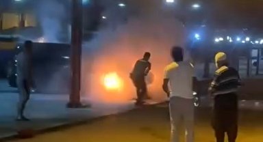 Otomobildeki yangına ilk müdahaleyi bekçi yaptı
